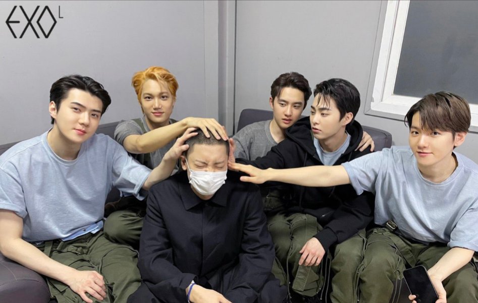 Then we got an update that from EXOL-ACE LYSN that we now have Chanyeol's "EXO military send-off tradition photo."We realized they can't post it since members are wearing outfits for their MV and they were waiting to drop it today--- for the 9th anniversary. 