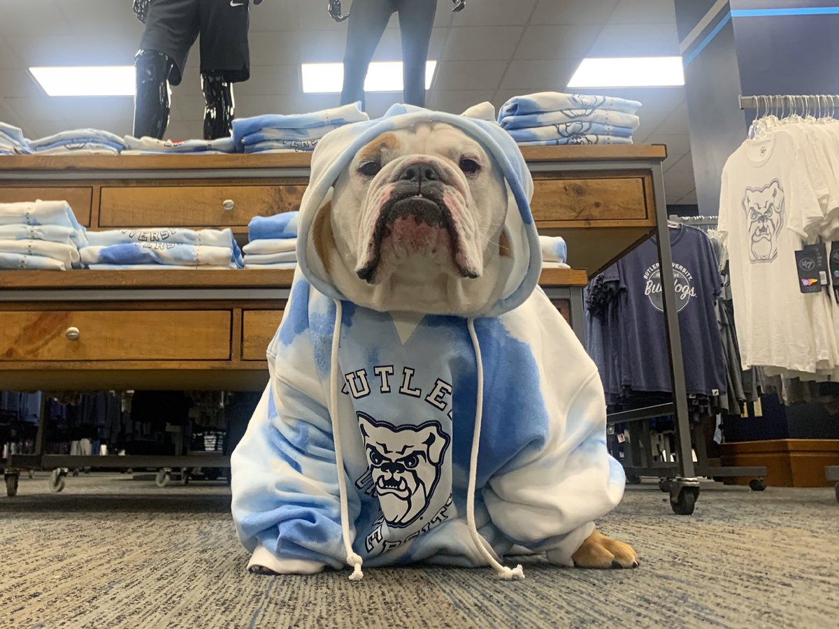 Bookstore got me drippin’ 🔥🥵