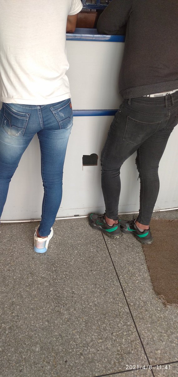 PasivoActivo6's tweet photo. Unos #culos que anda por #paseolasindustrias #versatiles buen porte de culos!! #gay #ciuda #valencia #isabelica #paseo #calle

#SiguemeYTeSigoDeVuelta https://t.co/2rkNgHeeGj
