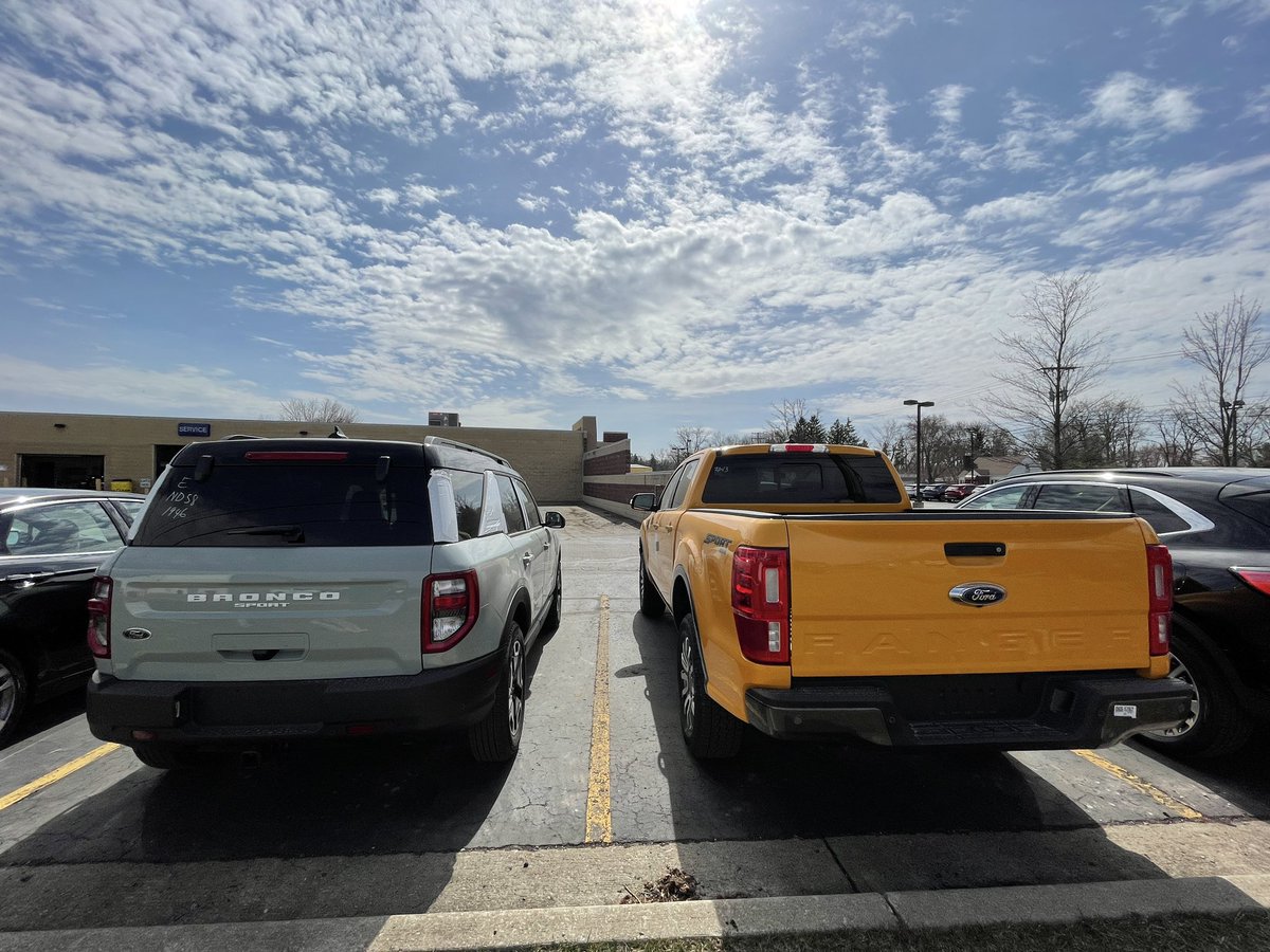 BUTMANFORD's tweet photo. Which color do you prefer? Cactus Gray, or Cyber Orange? https://t.co/hqNnQFPKNF