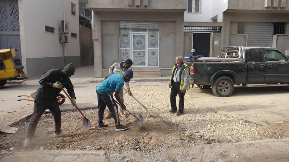 إستمرار أعمال معالجة وصيانة بعض الطرق بمنطقة بن عاشور ..