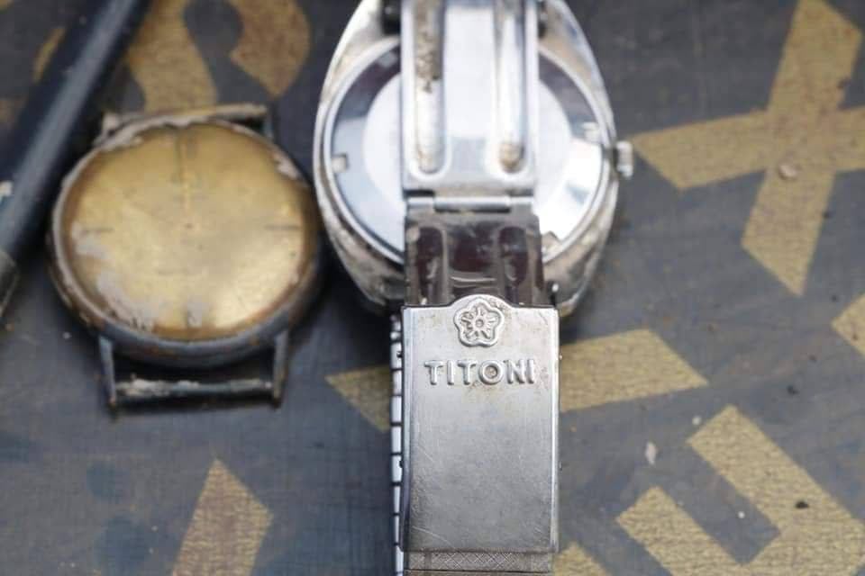 UngChamroeun's tweet photo. Two watches (#Titoni) of Cambodian navy, were found still in working condition after having sunk to the bottom of the Mekong river for more than 46 years.
Source: KampucheaThmey
#Cambodia https://t.co/BBsW8WBNXI