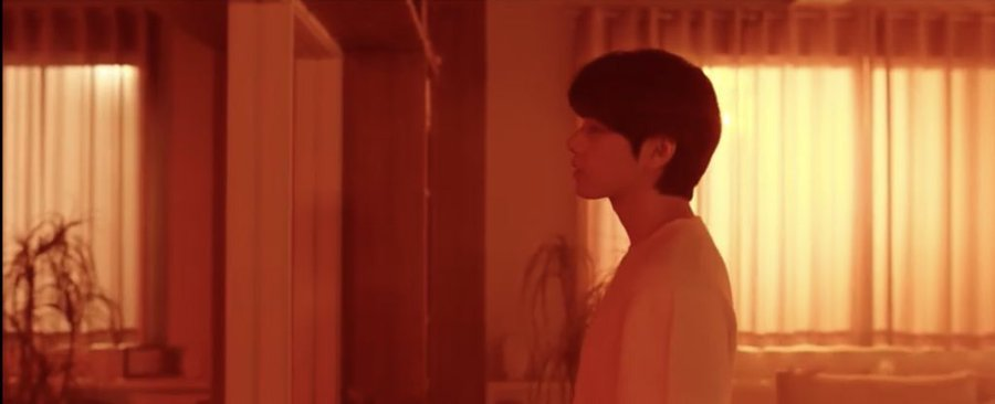 army_translates's tweet photo. Vuelve a intentar reconciliarse con sus sueños, el santuario de su alma donde únicamente queda Taehyung. Justo como en HYYH, quien saca a Seokjin del bucle temporal y le trae de vuelta los recuerdos que compartió con los chicos. https://t.co/4Pv0UiQOzD