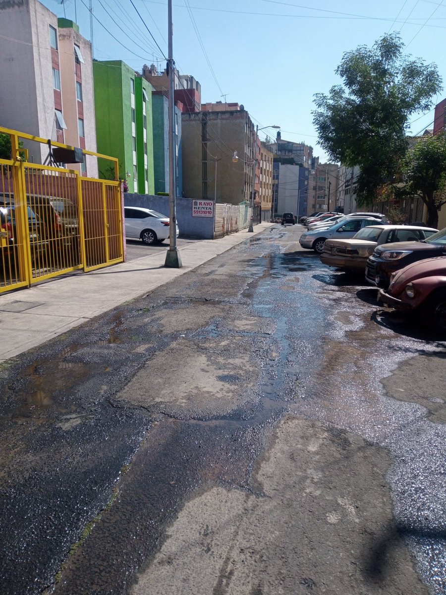 Marce3749's tweet photo. @Sacmexcdmx, @AlcaldiaAO,  @Claudiashein atención autoridades, en Cerrada de la Romería, está fracturado el sistema. Hidráulico de agua potable que surte a nuestras familias, esto sucedió desde el temblor del 2017 y nadie hace nada por corregirlo, fugas en el  19,  3, hoy  el 39. https://t.co/TVNiN2TD9I