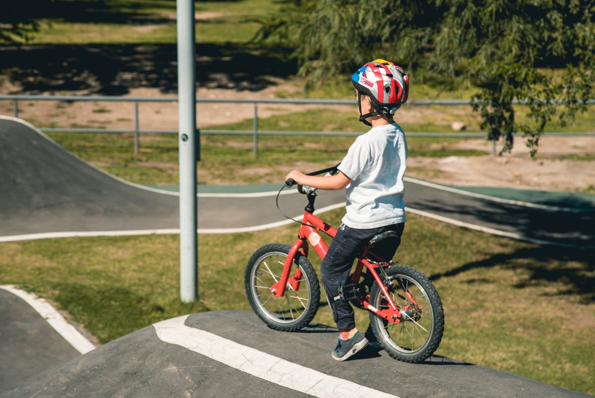La Escuela de Iniciación a los #DeportesUrbanos permite un primer acercamiento a diferentes disciplinas como 👉🏻 #skate 🛹, #roller 🛼, #bmx 🚴🏻, #parkour, #slackline y #escalada 🧗‍♂️.