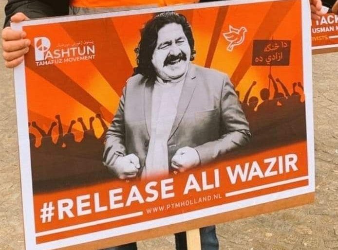 rlover29's tweet image. کل ۹ اپریل پر پشتون تحفظ مومنٹ کی رہنمائی میں ہونے والے جلسے کو کامیاب بنانے میں پوری قوم کردار ادا کرے. وانہ جلسہ مظلوموں کی صدا ہوگی. اس صدا کو بلند کرنے کے لئے جلسے میں شرکت اور سوشل میڈیا پر کوریج دینا ہے.
#PTMWanaJalsa4Peace
#ReleaseAliWazir