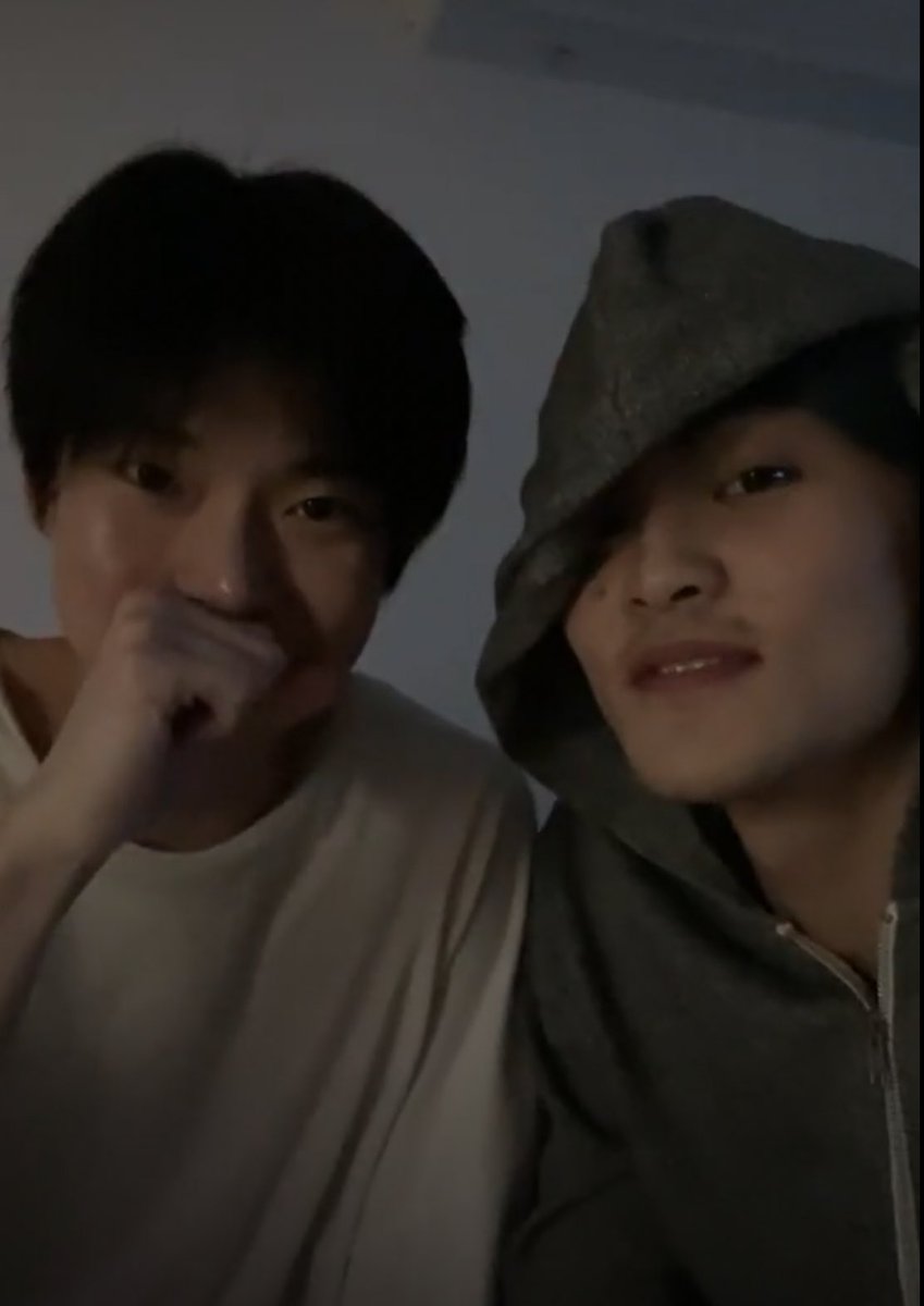 나 지금 무슨 기분이냐면 막그 생일날 됴영이가 케이크 뒤집어쓴 사진 처음 봤을 때 그 기분이야 심장이 터져버릴 것 같아 미치겠어 맠도야 사랑해