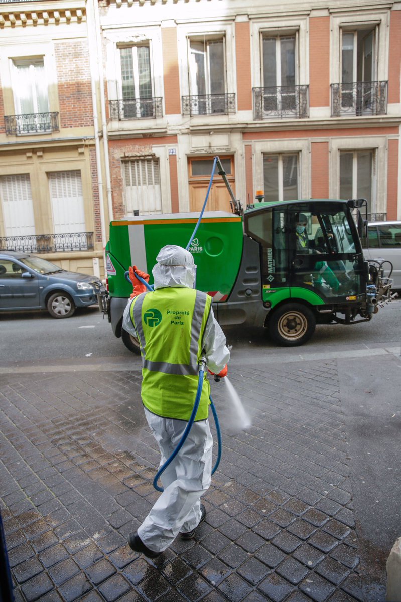 À  @Paris, chaque jour, plus de 2500 agents de la  #propreté interviennent tout au long de la journée pour nettoyer les rues et entretenir l’espace public. Près de 10.000 signalements effectués par les Parisiens sont également traités par semaine