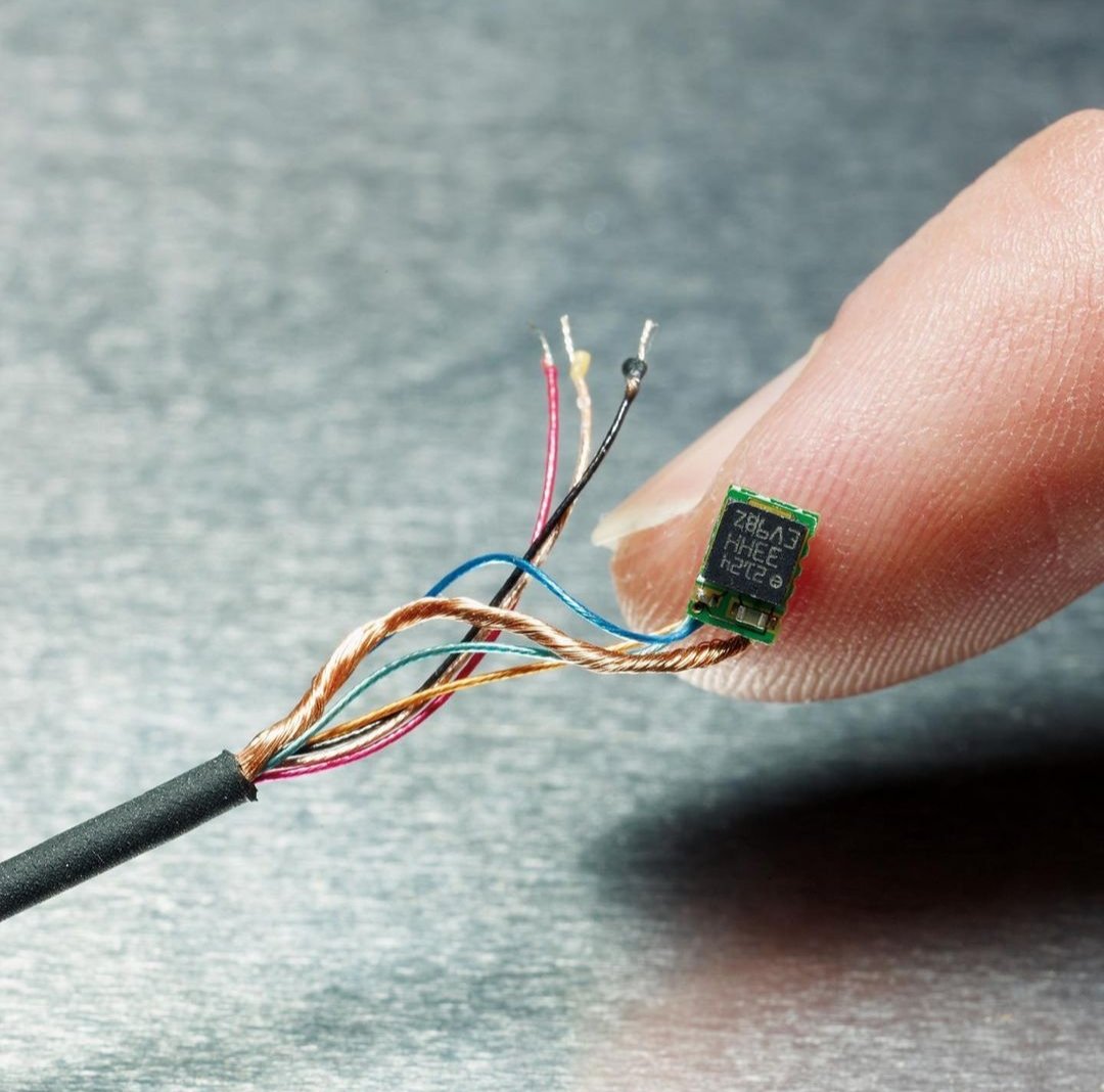 ScarbsTech's tweet photo. More cool stuff from @fia
Safety on Instagram.
This 3mm @EMMotorsport sensor sits inside the drivers moulded earplugs. It's an accelerometer and provides the safety team with head movement data after a crash
https://t.co/rQW9r5bDrN https://t.co/LW0Zo6wzuW