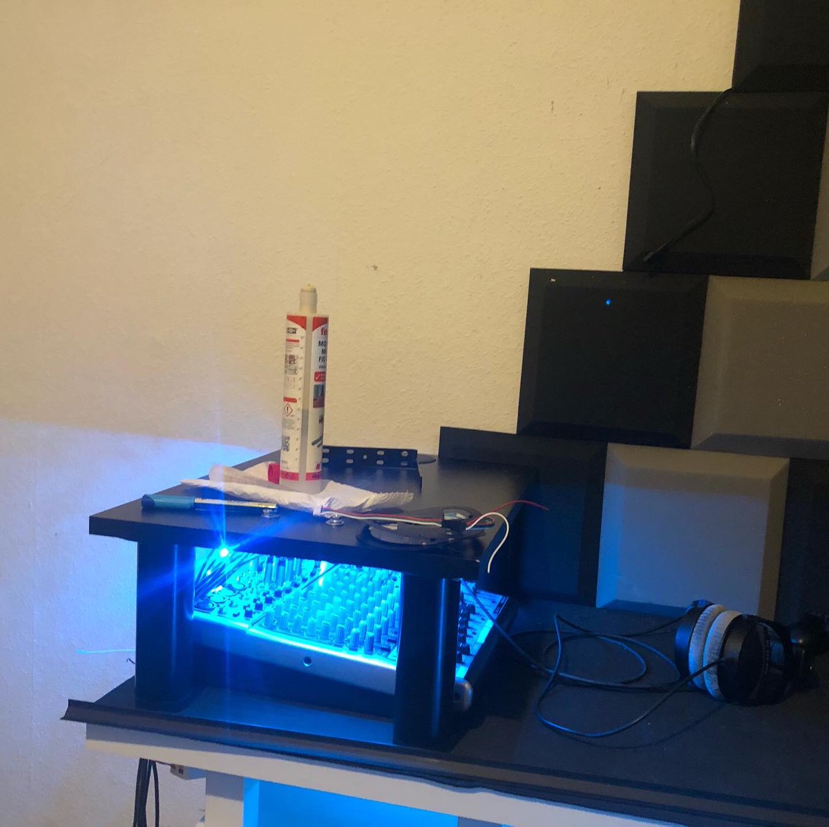 der3ste's tweet image. Erhöhung für den PC ✅ 
Regale für Lautsprecher + Kabel verlegen ✅
Halterung für Kamera + Licht ✅

Weiter geht es mit den Kabelsalat unter dem Tisch. 

#kleinerstreamer #twitchdeutschland #twitchde #germanstreamer #germanmediart #streamacademyrt #gamingecke❤😍🙈 #gamingecke