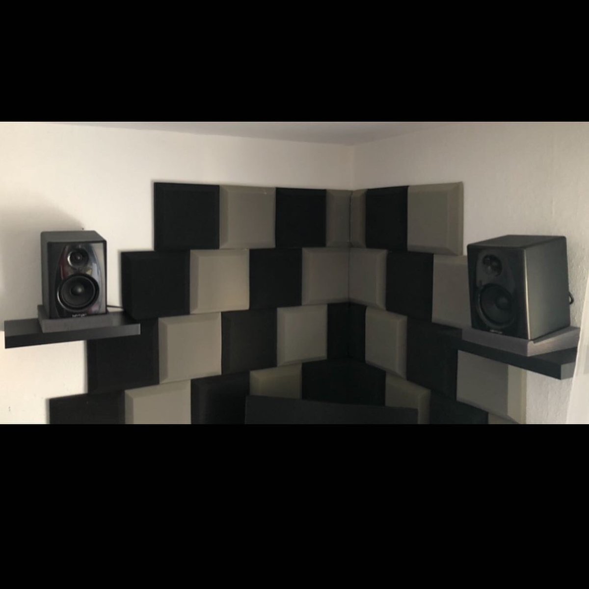 der3ste's tweet image. Erhöhung für den PC ✅ 
Regale für Lautsprecher + Kabel verlegen ✅
Halterung für Kamera + Licht ✅

Weiter geht es mit den Kabelsalat unter dem Tisch. 

#kleinerstreamer #twitchdeutschland #twitchde #germanstreamer #germanmediart #streamacademyrt #gamingecke❤😍🙈 #gamingecke