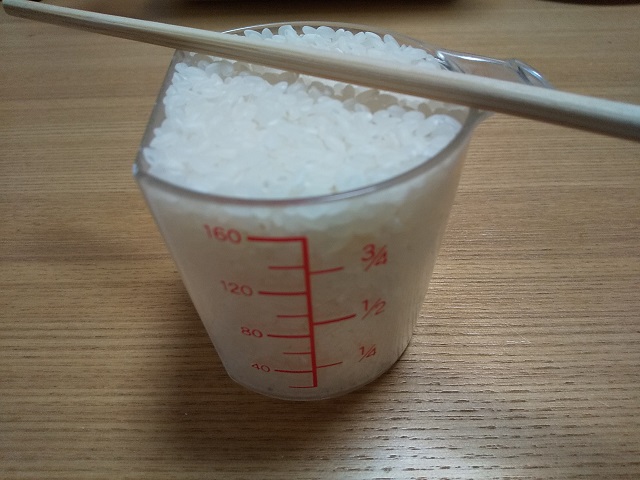 Rokkan 米を3合のラインまで入れるんやな 確か家で米炊いた時は水を少し多めに入れてたはず 計量カップで水を入れる 炊く
