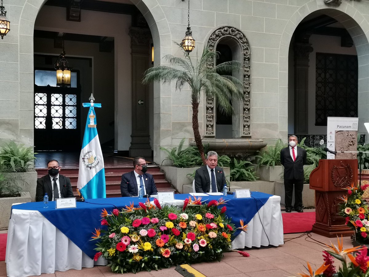 pjuarez_pl's tweet photo. El @McdGuate, junto al Proyecto Arqueológico del Sur de Tikal y la Fundación @pacunam, anuncian en conferencia de prensa hallazgos sobre un  asentamiento tehotihuacano en Tikal, lo que evidencia que esta ciudad mesoamericana fue una gran metrópoli cultural. https://t.co/HZrLw6YuYw