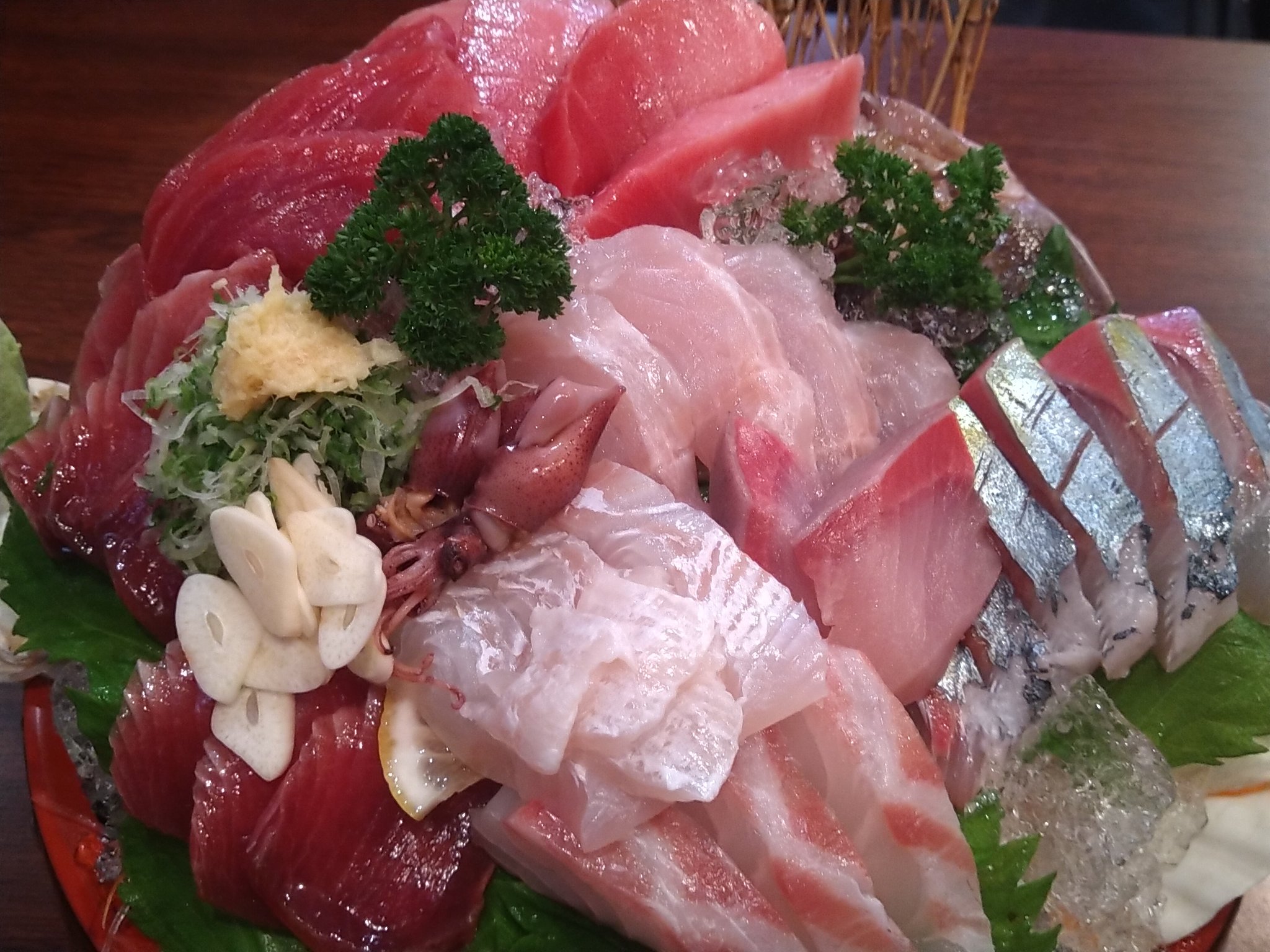 きーきあっ スクンビットソイ22の海鮮屋 本当なら飲み友達との新年会に行くはずだったのに 店内飲食禁止などでこのタイミング 刺身盛り合わせから〆のラーメンまで 全て化美味しく酒もすすむ タイに住んでこんな美味しい刺身を食べられる幸せ