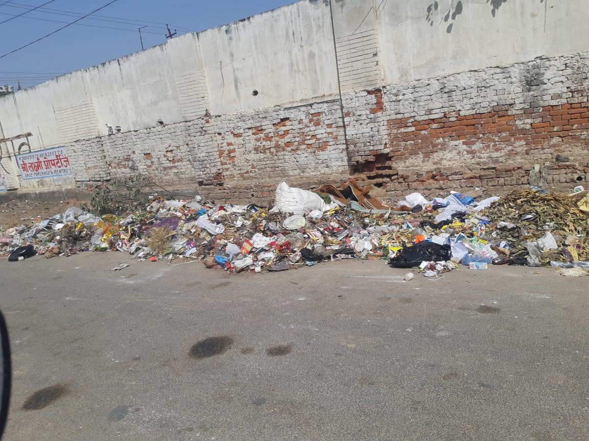 SandeepbansalSb's tweet image. @MSTawarIAS 
Myself Sandeep Bansal
President of Akhil Bhartiya Udyog Vyapar Mandal Gzb
Despite again and again making sure that the entrance of  2Bblock Nehru nagar Gzb where I reside this is the current situation as if they have make it a dumping ground. Do take action.