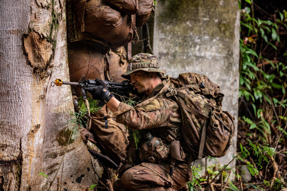 USArmy's tweet photo. 🌴 Jungle Training! 🌴 

Leaders and #Soldiers across the @25thID attend the Jungle Operations Training Course to certify themselves with jungle operation tactics, techniques needed to fight and win within any tropical jungle environment.

📸 ➡️ 1st Lt. Angelo Mejia

#Ready2Fight https://t.co/SiOSB908bq