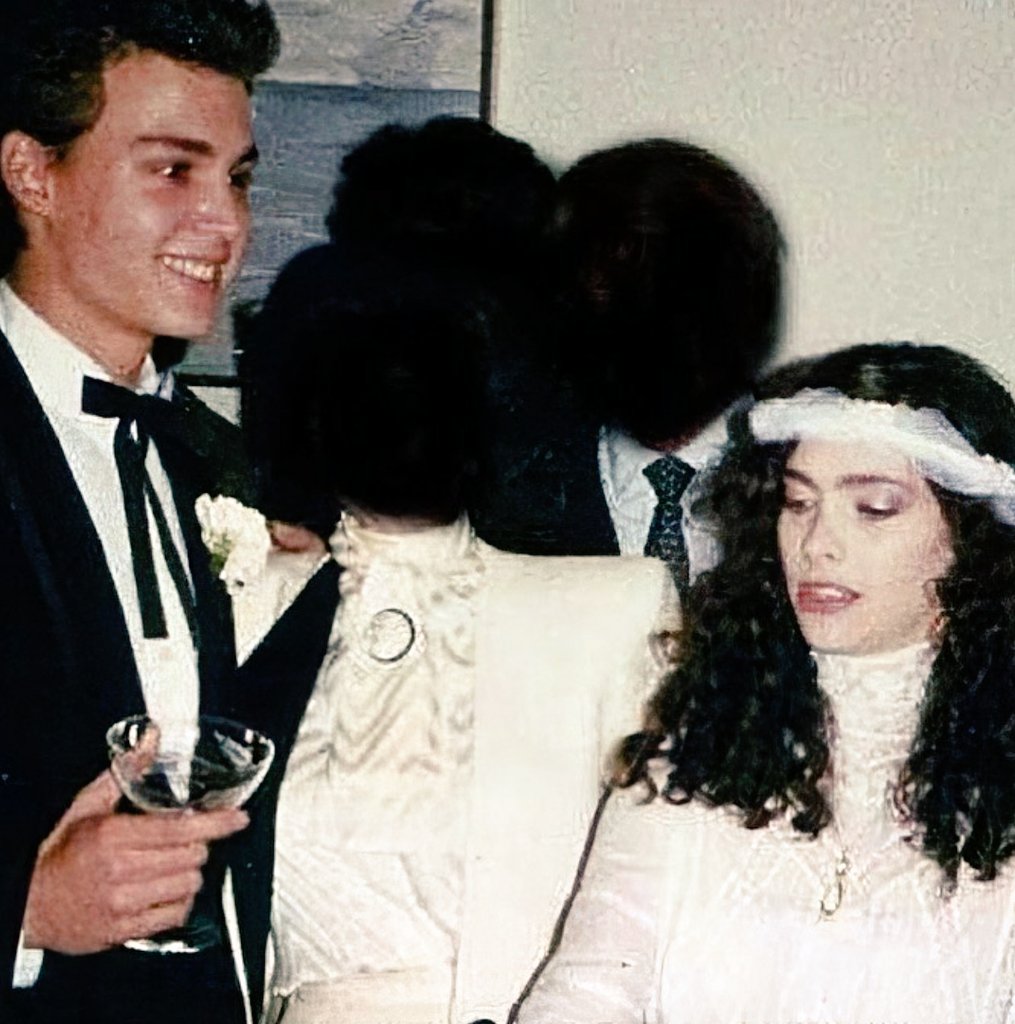 Il tombera d'ailleurs amoureux de Lori Ann Allison qu'il épousera en 1983 mais il divorceront en 1985. En effet il était trop jeune à 20 ans pour en comprendre les responsabilités et il cherchait juste probablement à penser les douleurs liées au divorce de ses parents...