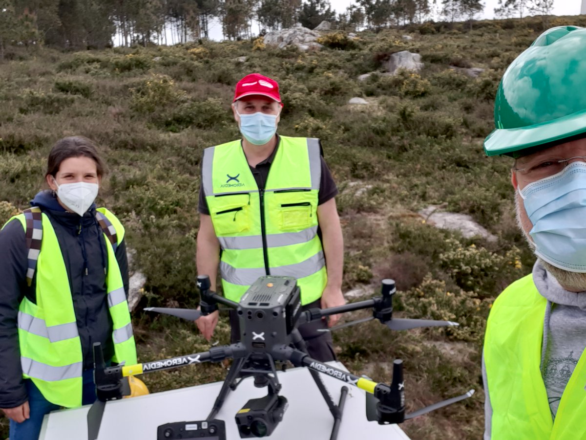IngForestalPO's tweet photo. Grazas a Técnicos, #Axentes e #bombeirosforestais do #SPDCIF e ao persoal de @Aeromedia por amosarnos o voso bó traballo https://t.co/ik0PTcbzkb
