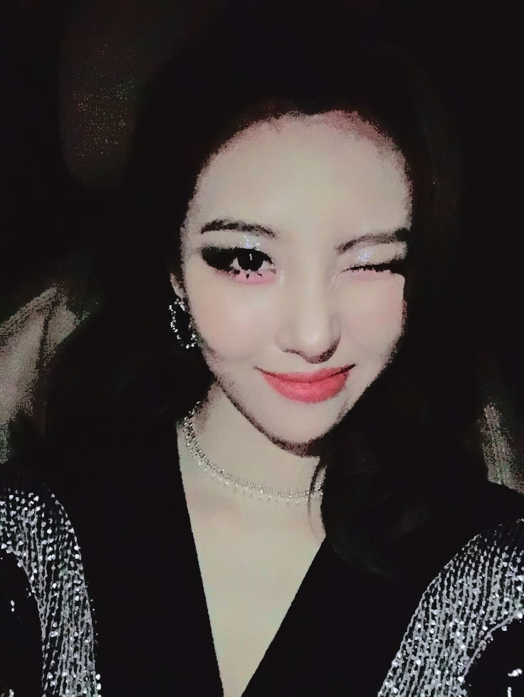 SMSTELL4R's tweet photo. ✰.   stēllar   𓂅   ᥱvᥱnt   🔮 .  uρ   /   dᥲte   ¡    🜸·   #CHLOEDB   +   #BornAwesome

Mientras va cayendo la noche, me dirijo hacia el debut de @CHL0E_TWT para gritar ¡#EverydayIsChloeBday! Felicidades, preciosa, y mucha suerte. 💜 https://t.co/kjz6ZhhBu9