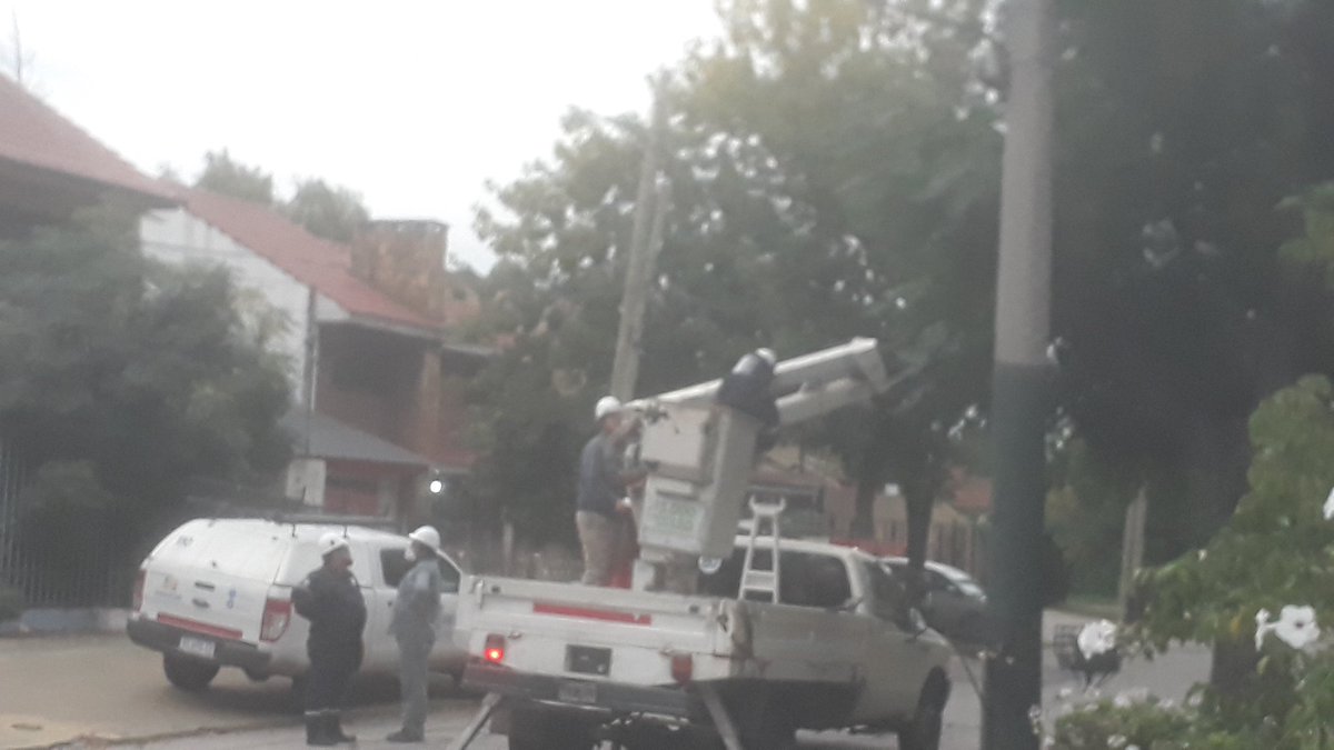 LAGATAJA's tweet photo. @OficialEdesur @Se_Corto acaba de pasar una cuadrilla y me dijeron que cortaron la electricidad para poder podar y que la van a restablecer a las 21. 12 hs para podar ? Mientras tanto no podes laburar y se hecha a perder la comida de la heladera.  Que país hermoso. https://t.co/U1AlBwPOKS