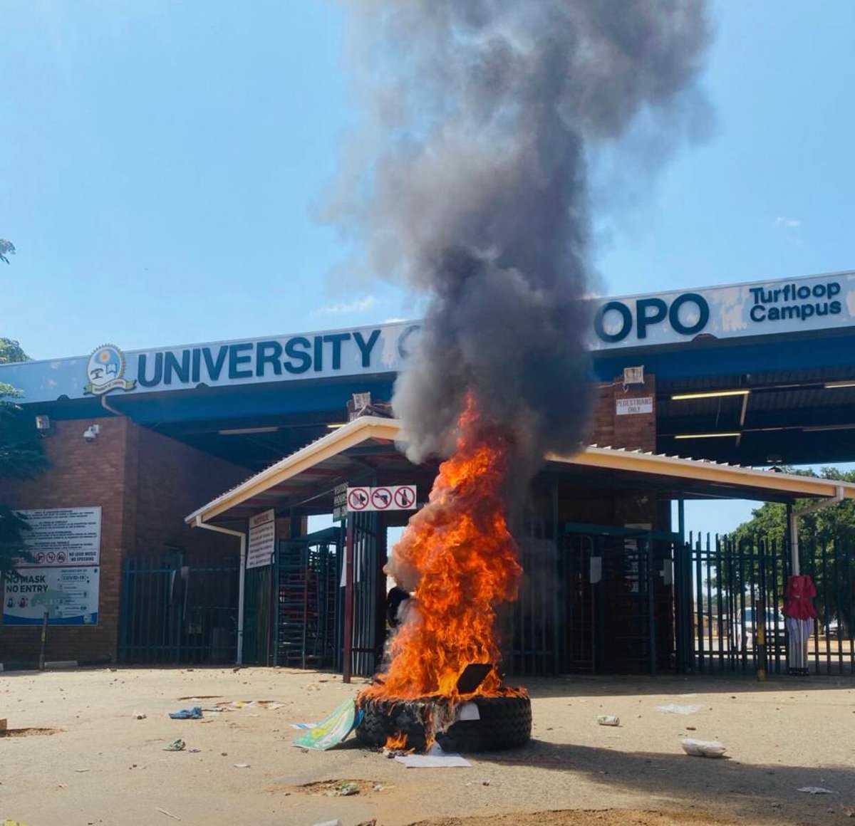 tebatso_jnr's tweet photo. @Mbakz_Arrhenius #TSRCMustFall
#ul_tsrc_must_fall
#MokgalongMustFall https://t.co/H4u7PoaKYV
