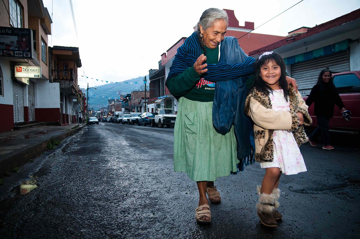 Muca_Roma's tweet photo. #Cherán es un municipio del estado de Michoacán que en 2011 se organizó para establecer su propio sistema de autoridades y vigilancia. Liderado por un grupo de mujeres, el pueblo se levantó en armas para defender su bosque, así como expulsar a la policía y a los políticos. #OFDE https://t.co/G5BD02RYNF