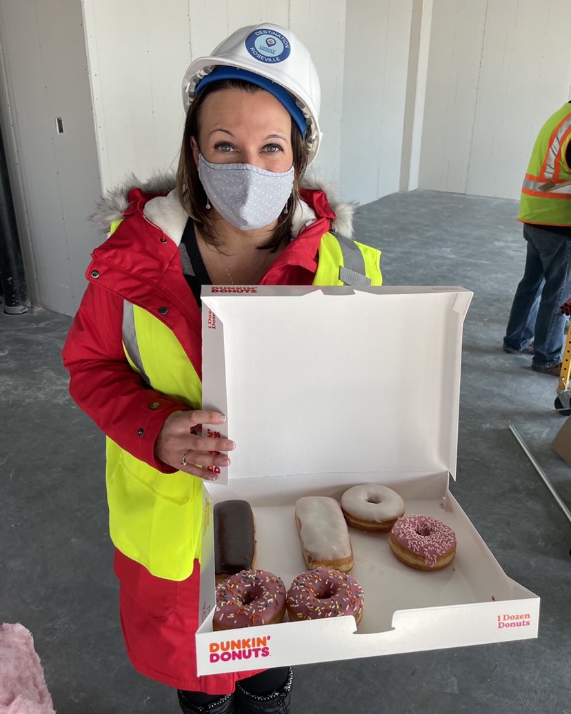 HiwayCU's tweet photo. Mmmm donuts. Get your sweet tooth prepped for our new @RosevilleMN @HiwayCU branch because....pssst: IT WILL HAVE A @dunkindonuts! https://t.co/HpudMbXhZy