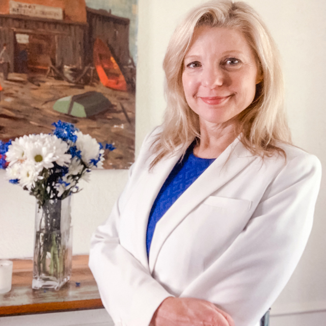 OwhBlog's tweet photo. If there is one color that adds instant style and class to an outfit in 2021, it’s the color white. Read my new post 😍 https://t.co/5WAzVV762J #over40style #over40fasion #over40fashion #over50fashion #fashionblogger #fashion https://t.co/P3slFq87xa