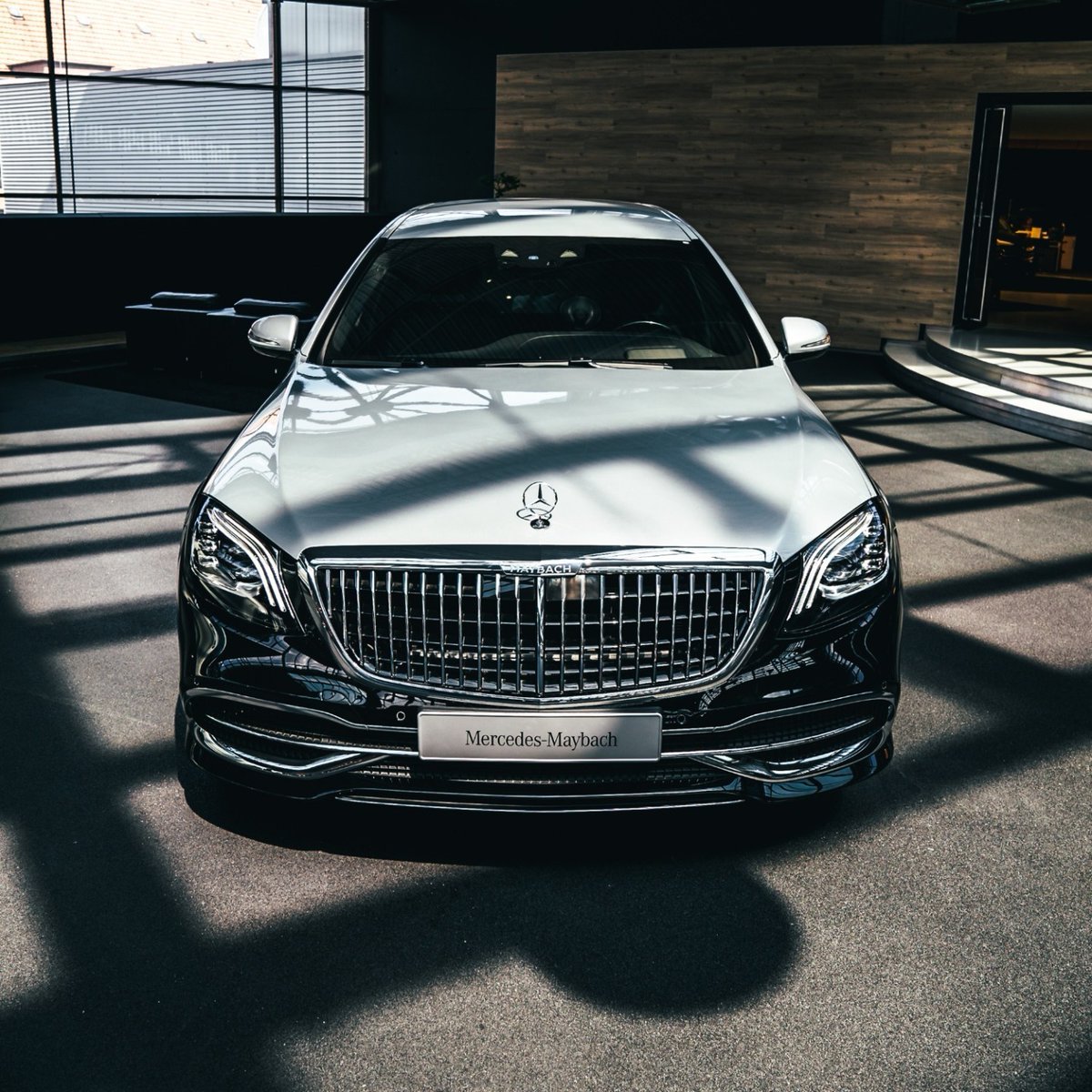On request, the exclusive appearance of the Mercedes-Maybach S-Class can be enhanced by a two-tone paint finish with dividing line. 

This is applied by hand according to the highest quality criteria.

#MercedesMaybach #Maybach #SophisticatedLuxury