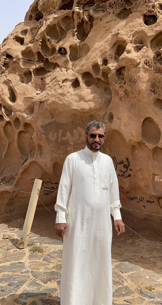 صخرة عنتره بن شداد عيون الجواء 
بجوار هذه الصخرة بدأت قصة حب عشق عنتره وعبله بالرغم من قساوة المكان الا ان الحب غلاب ( سياحه )