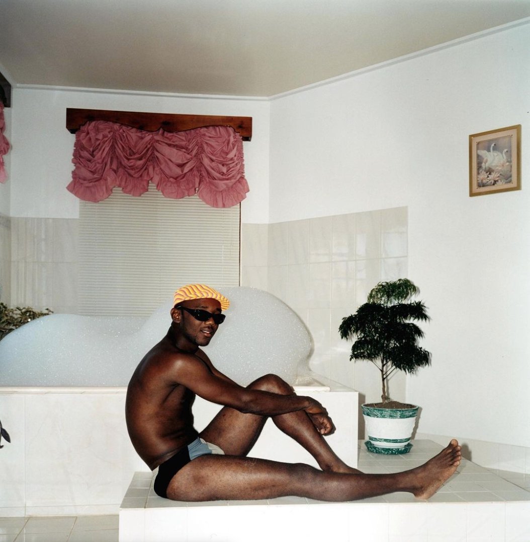 Pour contribuer au changement dans le récit de leur continent, ces photographes d'ailleurs ont trouvé dans la photographie une force et un outil leur permettant de documenter et représenter ses nombreuses cultures &amp; identités 

#36millimetres #masterclass