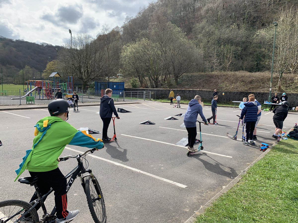 ALSportDev's tweet photo. Massive team effort to make this happen today 🙌🏻  Thank you @ClwbLlan for coordinating a fantastic day! Miniature skate park provided by @OfftheStreetsBG 🛹 and multi-sport and tennis sessions delivered by our coaches 🎾 Thanks @BlaenauGwentCBC PLAY for the games packs! #TeamWork https://t.co/PTTd6dLpIp