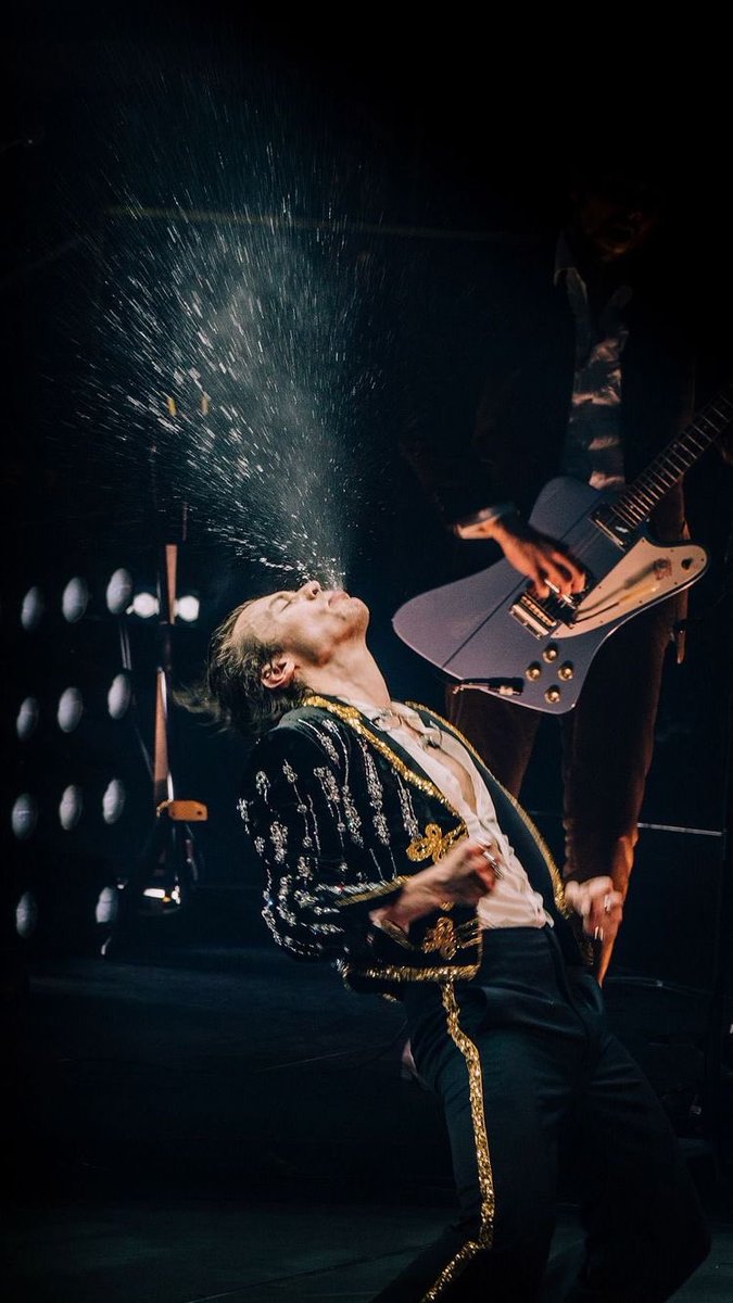 STYLESARCHlVE's tweet photo. h doing the whale https://t.co/w1JXFqwsCJ