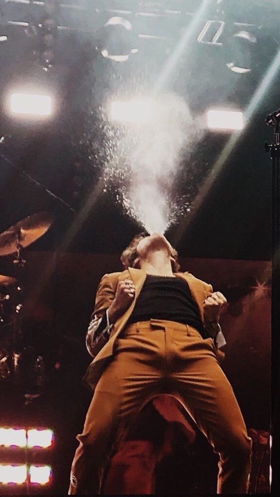 STYLESARCHlVE's tweet photo. h doing the whale https://t.co/w1JXFqwsCJ