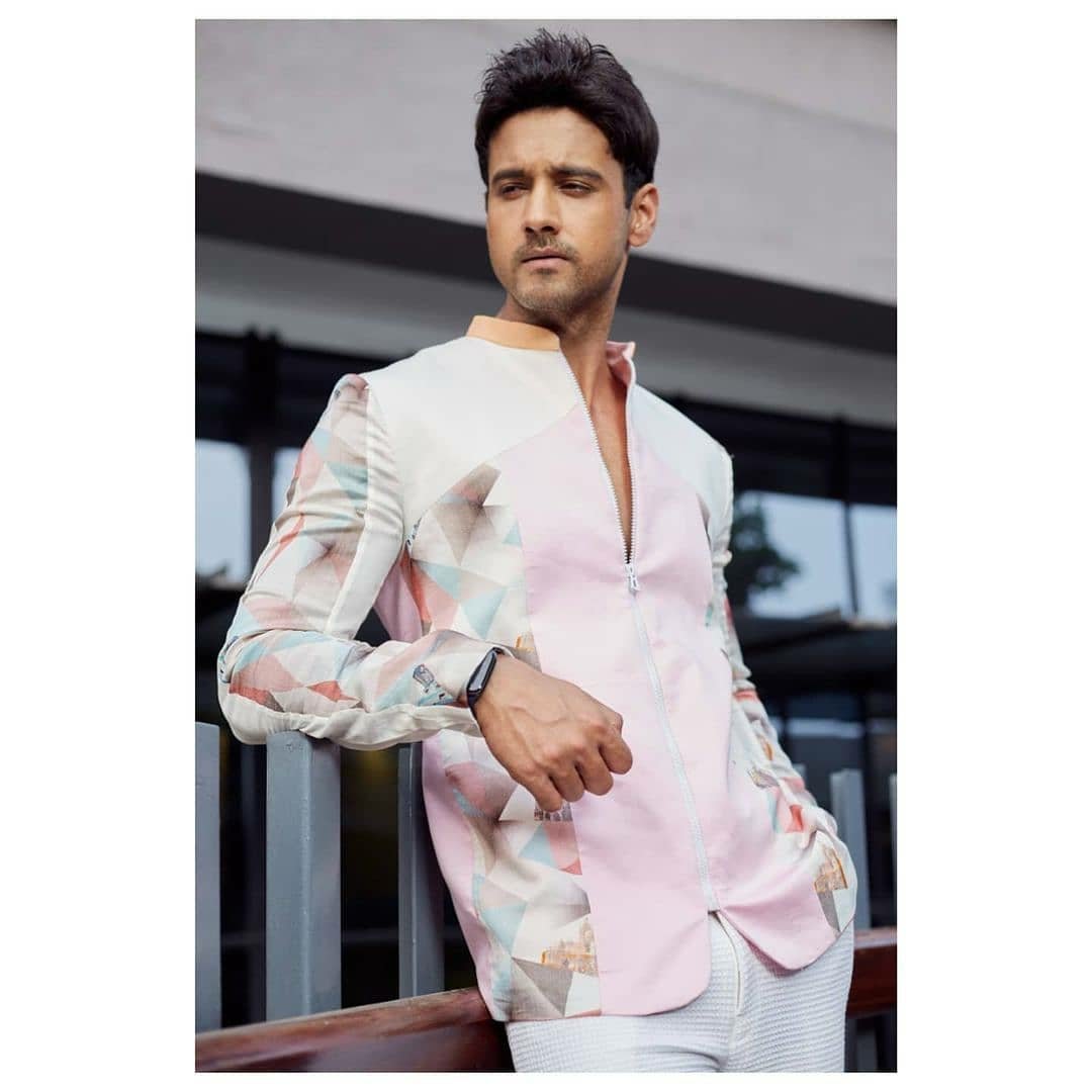 YashFanCluboffc's tweet photo. Some people are so much sunshine to the square inch💖
Photography @studiod_souvikroy
Makeup @dabhijit860
#summerjacket #springsummer2021 #coralpink #digitalprinted #celebshoot https://t.co/l1t1rNj9pw