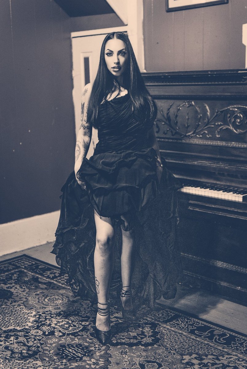 “ I will not let you go into the unknown alone.”
~ 𝓑𝓻𝓪𝓶 𝓢𝓽𝓸𝓴𝓮𝓻🌹
#tbthursday #gothicfashion #gothicphotography #dracula #bramstokersdracula #elizabethbathory

Hello Beautiful People here is a throwback from my Vampire shoot out in Nashville!! Good day to you all! 🙏🏻❤️