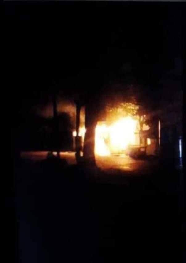 Electricity was cut off in ShwePaukKan street, Yangon. The administration office was set on fire, military terrorists started shooting randomly and got a person shot.
#Apr8Coup 
#WhatsHappeningInMyanmar