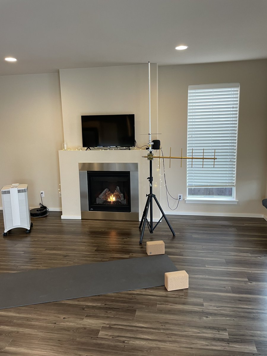 k4fly's tweet image. Ever seen a yogi antenna? Na-MAST-e.  Ok I’m done.