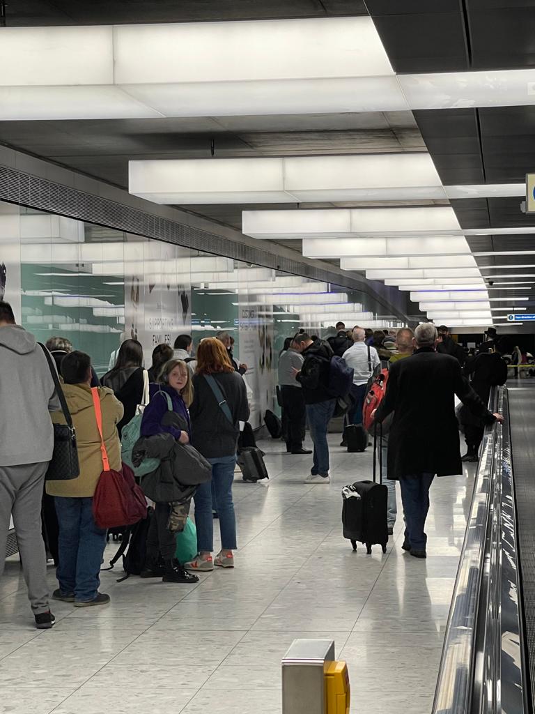 Gitalee Sarker (@gitaleesarker) on Twitter photo Possible several hrs wait at immigration with no social distancing. Totally unacceptable!!! <a href="/HeathrowAirport/">Heathrow Airport</a> Possible several hrs wait at immigration with no social distancing. Totally unacceptable!!! <a href="/HeathrowAirport/">Heathrow Airport</a>