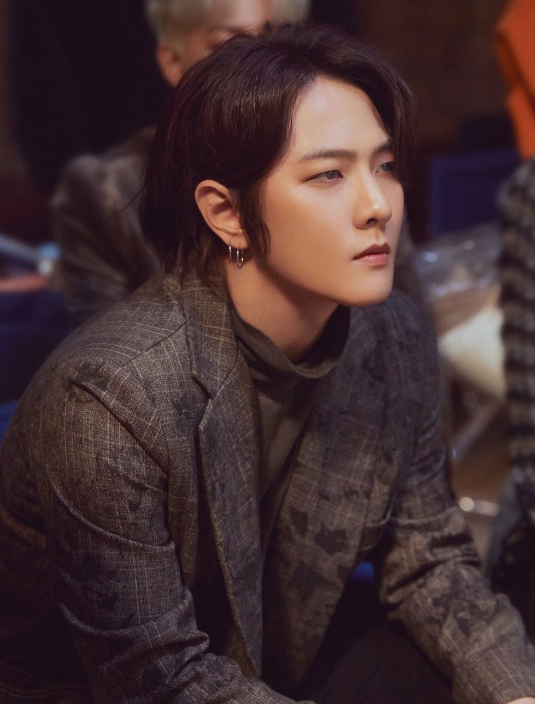 [Kim Donghyuk] -Precious MaknaeHyung Let me rant few things when I watched this episode. Wbk Donghyuk is one of maknae line but the way he leads the members + team really well despite what had happened. As June said, he appeared like a soft person but inside he's tough. (1/n)