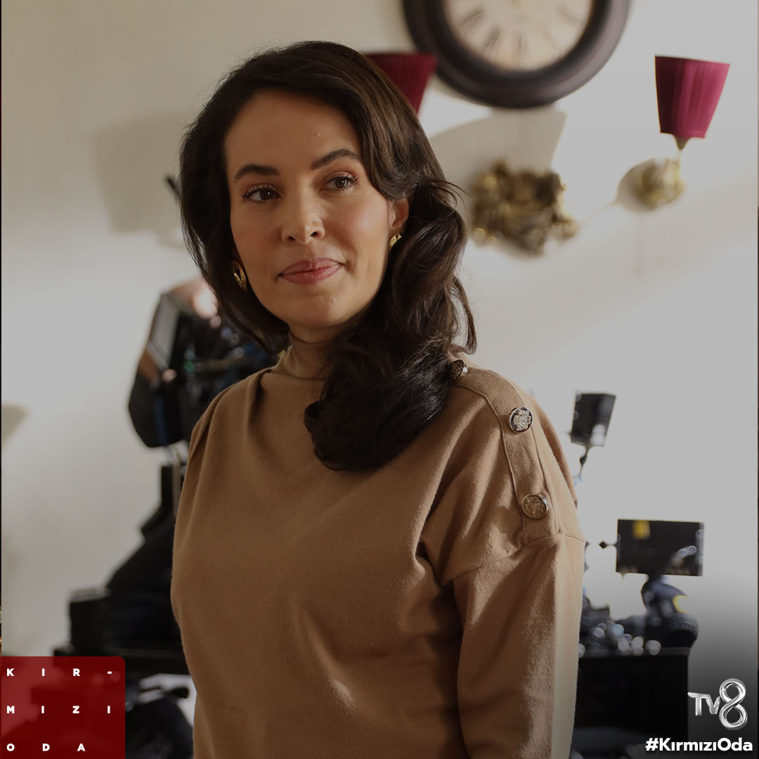 Hayatının şekillenmesinde ailesinin büyük etkisi olan Nihal, düşüncelerini Doktor Hanım ile paylaşmaya başlar. #KırmızıOda yeni bölüm bu akşam 20.00’de TV8’de. <a href="/kirmiziodadizi/">Kırmızı Oda Dizi</a> #binnurkaya <a href="/EsraRonabar/">EsraRonabar</a>