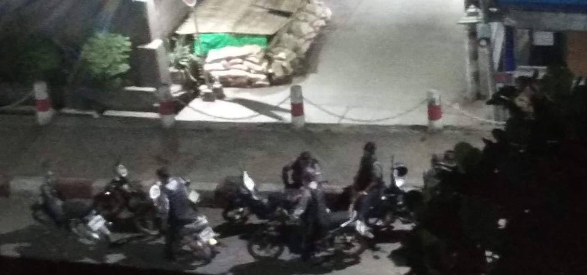 Even after terrorist forces abducted two people, they invaded Thamine Bridge, Mayangone with military trucks and motorcycles around 9/10pm tonight.
#Apr8Coup
#WhatsHappeningInMyanmar