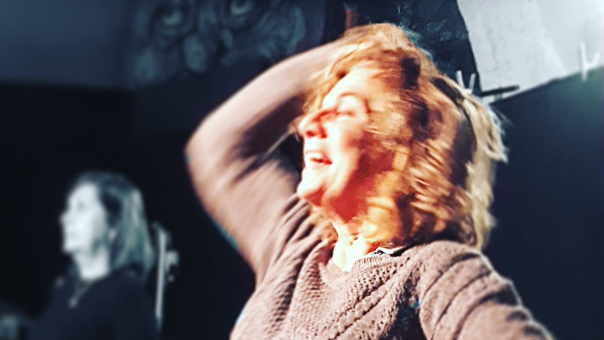 TeatreTeclaSmit's tweet photo. - S'estava duxant, sí, però acompanyat: ella gemegava com si es morís i alhora reia.
- L'examen forense revela que li havien introduït un punxó per l'orella..
#Cosines, una comèdia de #SergiXirinacs.
14 i 15 d'abril al #TeatreTarragona. 
📢Entrades a https://t.co/umMHFRytjT https://t.co/XrxATVorbJ