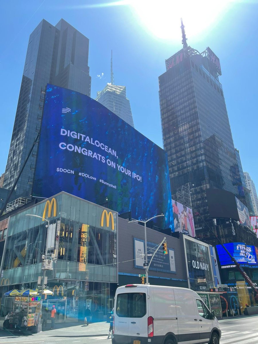 bunnyshell_eaas's tweet photo. We always go that extra mile, and, sometimes, this means putting up a Billboard in NY Times Square for our awesome partners. 😎 @digitalocean - here’s for our great partnership! Let’s breakthrough! 🚀 #DOLove #Bunnyshell $DOCN @TPSEngage https://t.co/4oeldv4GSt
