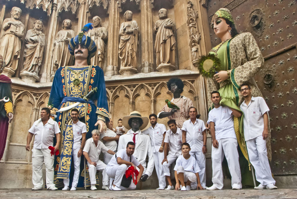 Avui, Dia Internacional del Poble Gitano, compartim aquesta imatge del grup de geganters de la ciutat: els gitanos de la Part Alta, encarregats de portar les quatre figures des de fa més d'un segle i mig.

📸: J. M. S.Saturnino "Sansa"

#GitanosTgn #GegantsCiutatTgn #gegants