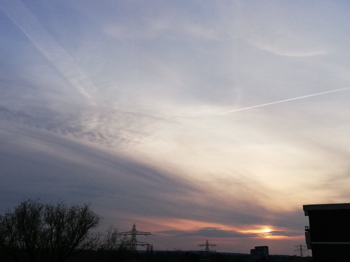 luchtw8's tweet photo. Sunset #agenda21 #chemtrails #sundimming #deathfromabove #GeoEngineering #skybasterds #WeDoNotConcent #Opchemtrails https://t.co/rfjTb0ed23