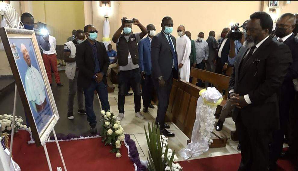 NdooleJunior's tweet photo. Le Soleil s'est couché sur une vie bien remplie mais il continue de briller dans le jardin des souvenirs c'est à ce cita que le PRH, @drcJosephKabila,a pu rendre hommage au feu Mgr #TAFUNGA.
Un coeur calme &amp; paisible voilà la beauté qui a beaucoup de valeur pour Dieu. https://t.co/2RLEiVC4KP