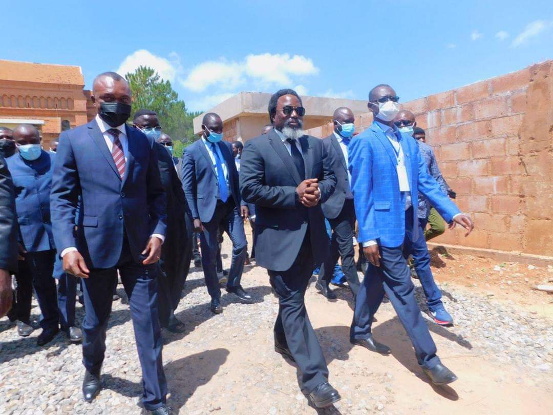 NdooleJunior's tweet photo. Le Soleil s'est couché sur une vie bien remplie mais il continue de briller dans le jardin des souvenirs c'est à ce cita que le PRH, @drcJosephKabila,a pu rendre hommage au feu Mgr #TAFUNGA.
Un coeur calme &amp; paisible voilà la beauté qui a beaucoup de valeur pour Dieu. https://t.co/2RLEiVC4KP