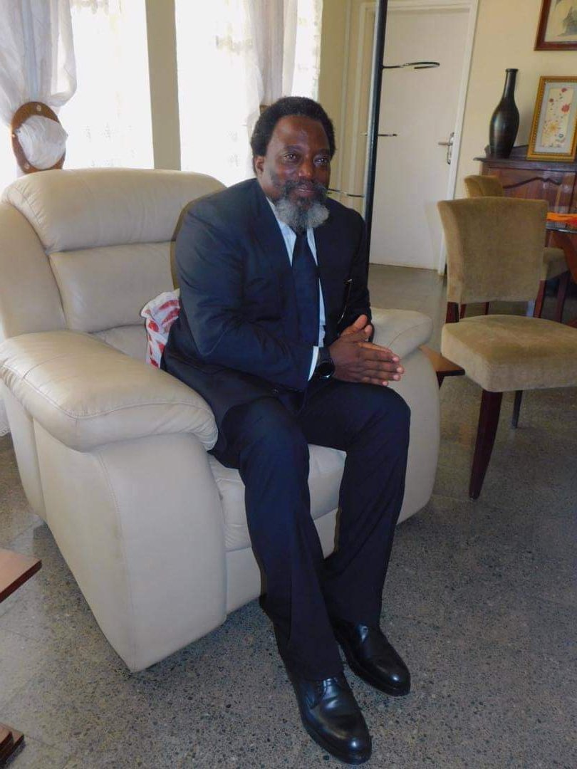 NdooleJunior's tweet photo. Le Soleil s'est couché sur une vie bien remplie mais il continue de briller dans le jardin des souvenirs c'est à ce cita que le PRH, @drcJosephKabila,a pu rendre hommage au feu Mgr #TAFUNGA.
Un coeur calme &amp; paisible voilà la beauté qui a beaucoup de valeur pour Dieu. https://t.co/2RLEiVC4KP