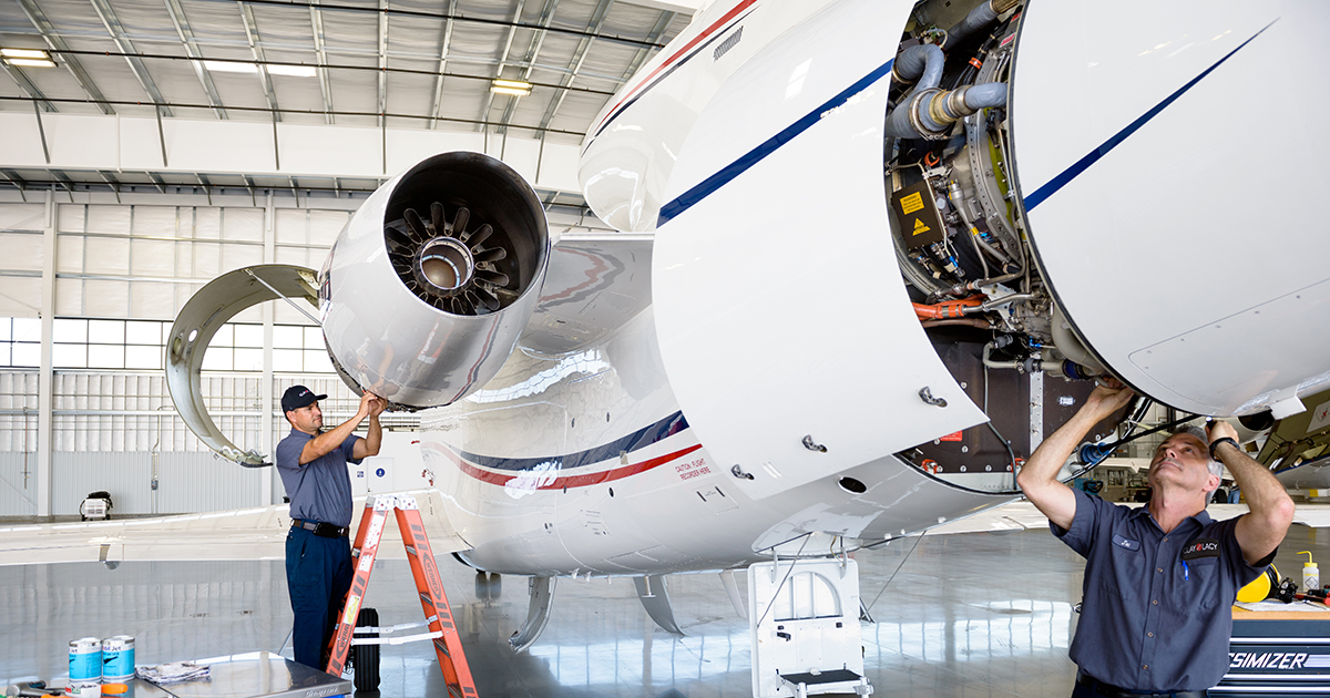 Aviation services. Техническое обслуживание воздушных судов. Авиация и инженерия. Техобслуживание самолета. Авиационный техник.